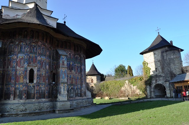 Moldovita (Rumanía). Iglesia y acceso al monasterio