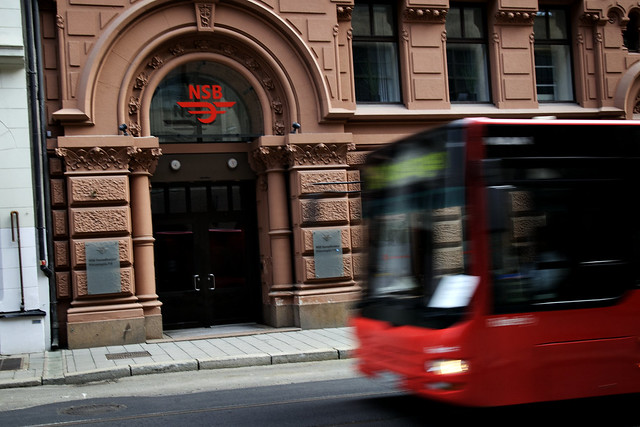 Ruter-buss foran NSB kontor
