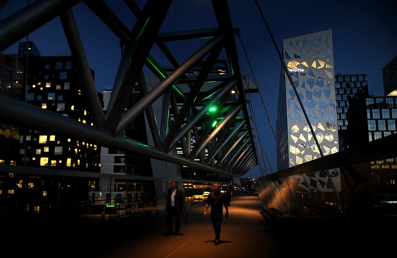 20150702-202F | Barcode und Akrobaten. Oslo, 02.07.2015