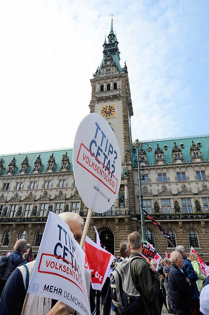 9225 In Hamburg demonstrierten am 17.09.16 zwischen 30.000 und 65.000 Menschen  gegen die geplanten Freihandelsabkommen TTIP und CETA. Mehr als 30 Organisationen aus Norddeutschland hatten zu den Protesten aufgerufen. Bundesweit fanden zeitgleich weitere
