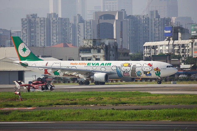 EVA AIR A330-300 B-16333 Hello Kitty