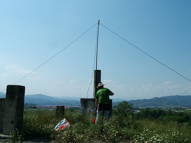 EA3HP muntant l'antena