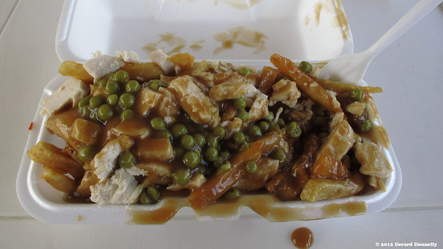 Poutine with sweet peas and chicken