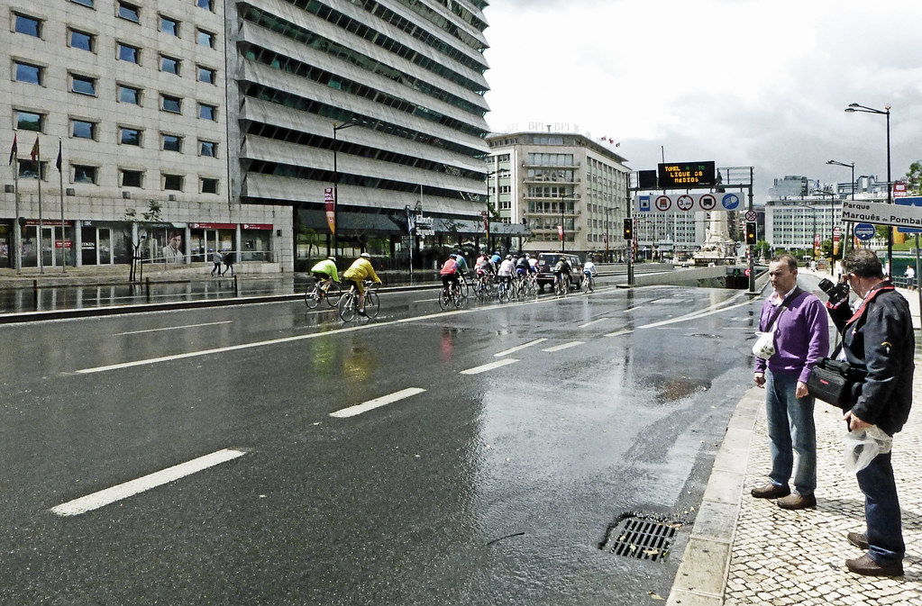 Cycle road race in a wet Lisbon (TZ30 - May 2012)
