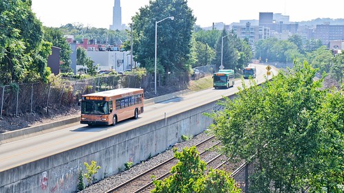 Gillig Parade on Pittsburgh's East Busway | by jayayess1190
