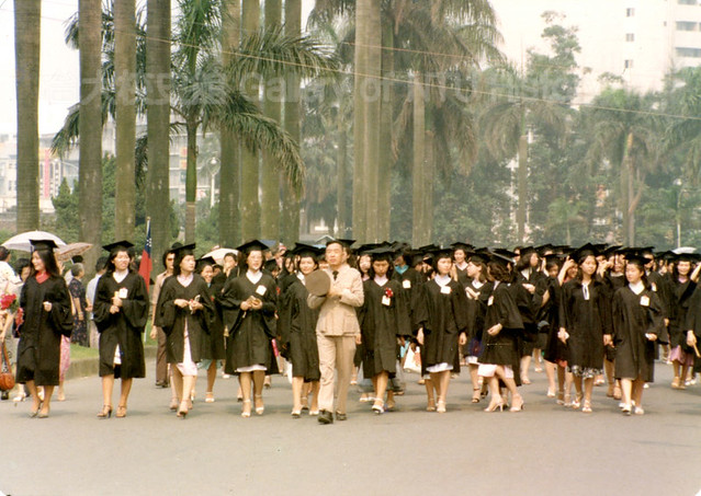 畢業生繞校園，1980年