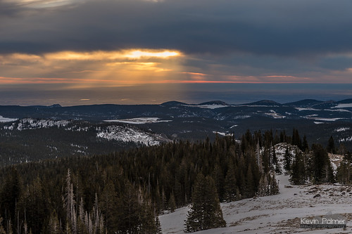 bighornmountains bighornnationalforest wyoming march spring winter snow snowy cold morning early sunrise dawn color colorful clouds crepuscular rays sunbeam yellow gold golden pinestrees sheepmountain summit top scenic view nikond750 tamron2470mmf28