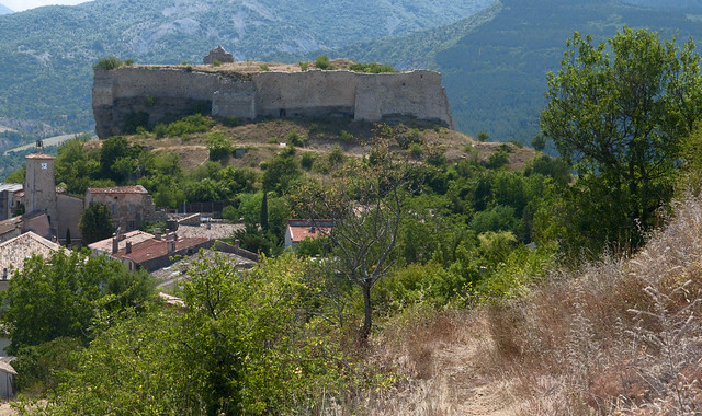 Omgeving Sisteron Mison, Kasteeldorp met de ruïne van het oude kasteel dat nog steeds het dorp domineert.
