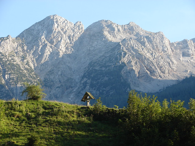 Bergpanorama mit Wegkreuz in Weißbach im Pinzgau