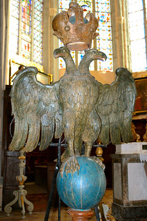 lutrin en bois sculpté du XVIIe représentant l'aigle à deux têtes couronnées