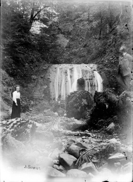 Femme posant près d'une cascade