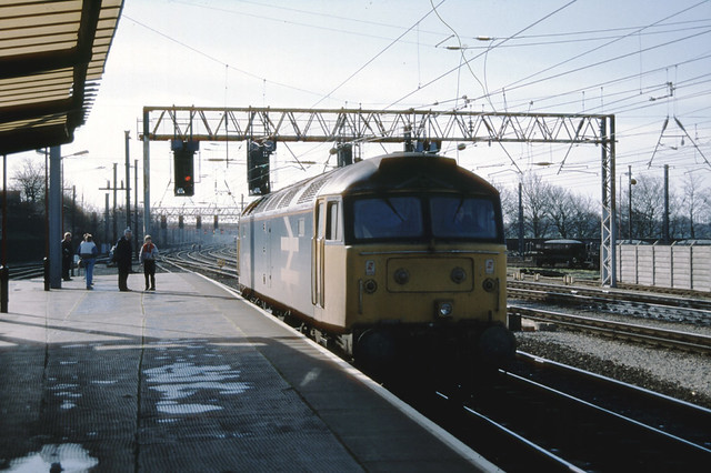 47 646 approaches stock of 1S47 0720 Euston - Glasgow Central at Preston (1020) Saturday 11th March 1989