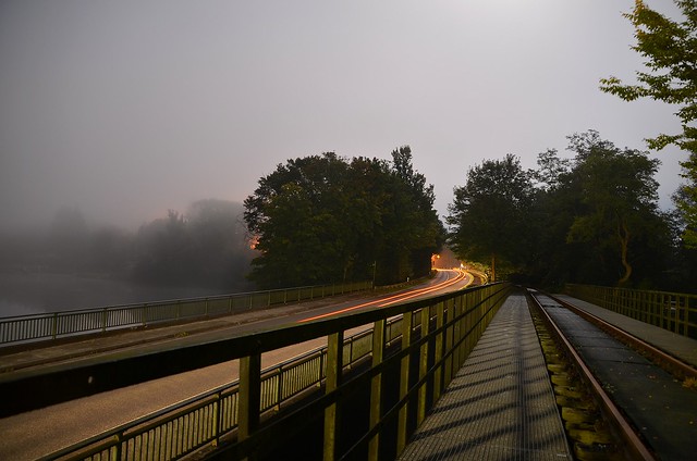 Eisenbahnbrücke mit Lichtspuren