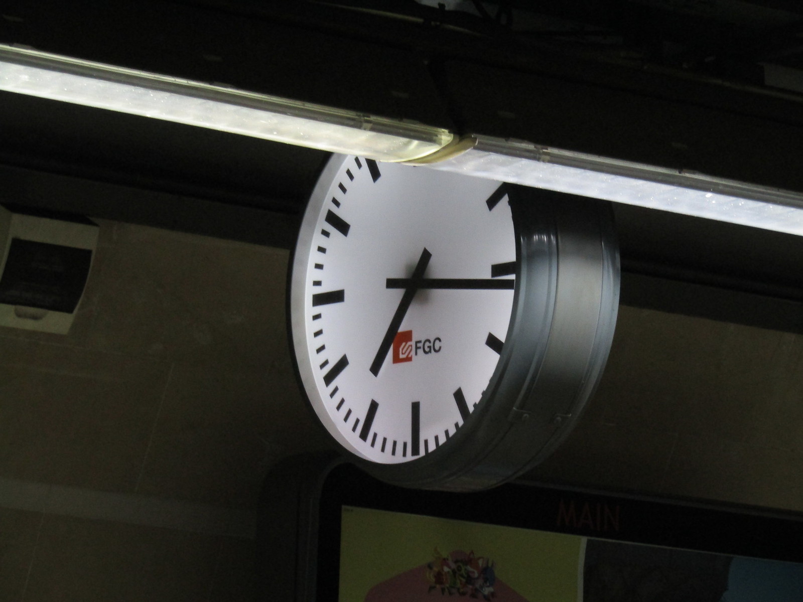 Detall del rellotge amb el logo de FGC.
