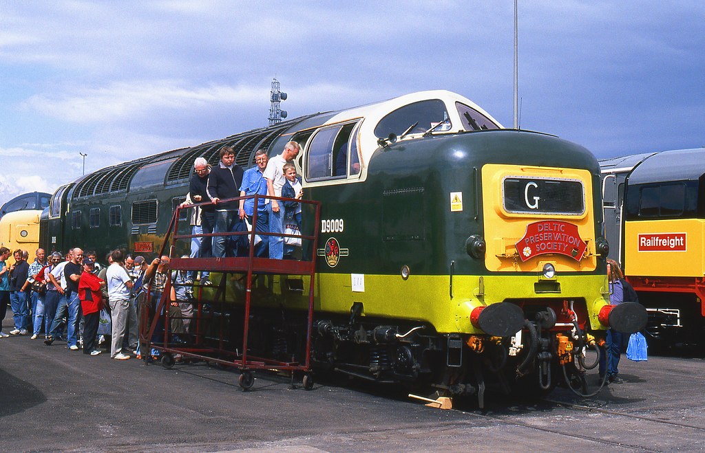 R13121. Deltic fans queue to 'cab' D9009 ALYCIDON at the 2… | Flickr