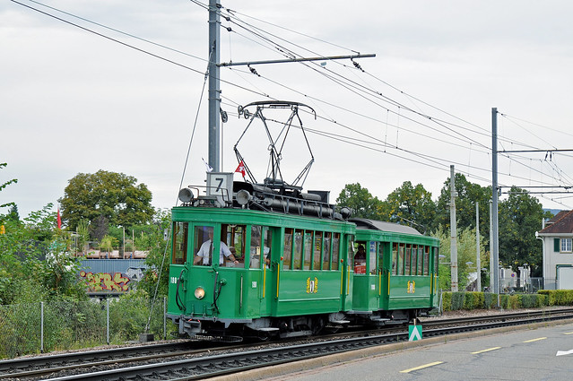 Am 04.09.2016 wird zum ersten mal die neue Museumslinie 7 gefahren. Hier fährt der Be 2/2 190 zusammen mit dem B2 1193 zur Haltestelle Münchensteinerstrasse.