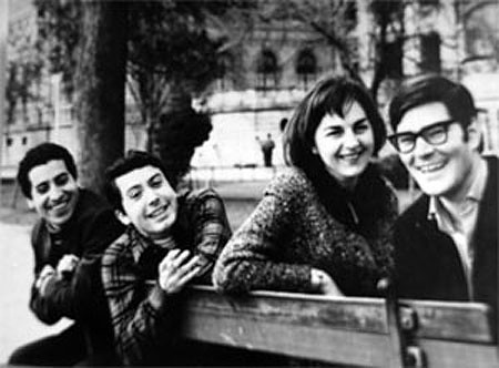 1965 Víctor Jara, el escenografo Sergio Zapata, la diseñadora teatral Bruna Contreras y Alejandro Sieveking, colegas de la Escuela  De Teatro de la Universidad de Chile, en un retrato de Luis Poirot