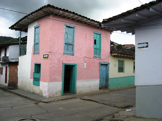 Apenas pintándola. Casa medio rosada en Abejorral, Antioquia
