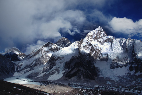 blue schnee nepal camp sky panorama snow mountains ice rock clouds trekking trek lost photography photo stream foto fotografie jet picture wolken pic glacier berge lukas shep alpha himalaya bild 700 gletscher khumbu everest kala base climbers ebc nuptse sherpas mounteverest sagarmatha 2011 lobuche gorak a700 dughla solu patthar changtse kozmus lukaskozmus