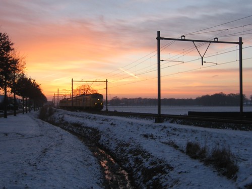 8-12-2012 Bergentheim 957 951 by Fermon Bosman, De zon gaat onder voor de Plan V's op de Emmerlijn. Vanaf 9 december 2012 Arriva met de GTW-treinste