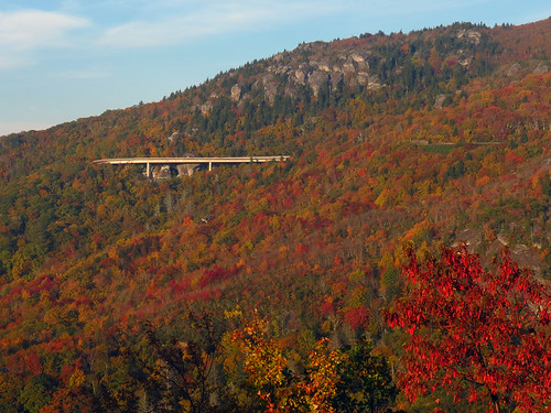 Linn Cove Viaduct by BlueRidgeKitties, Trying to catch the morning light hitting the Grandfather Mountain slopes, about 45 minutes after su