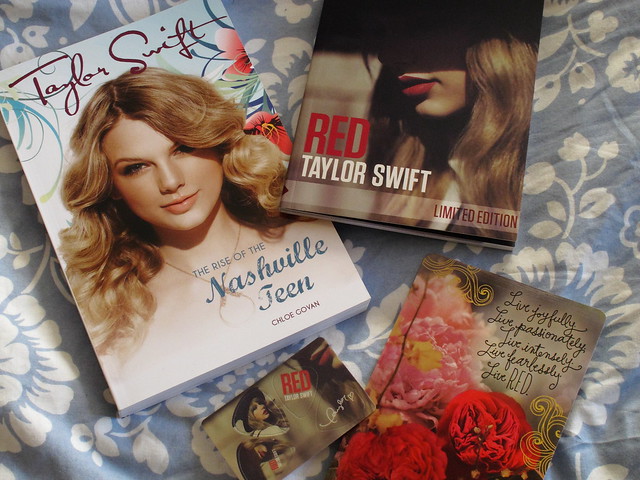 new book about Taylor & Zinepak limited edition version of her RED album