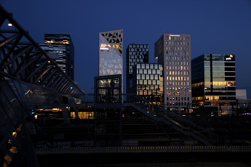20150702-193F | Barcode und Akrobaten. Oslo, 02.07.2015