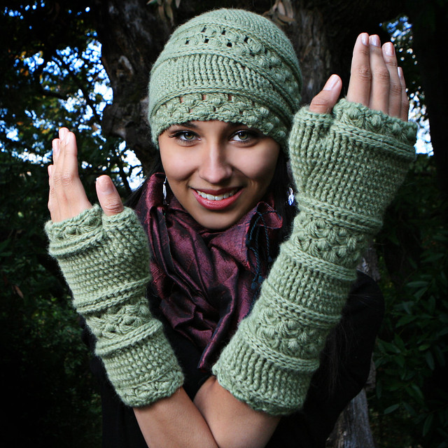 Velutinous Lace Cap & Wristlets (Crochet)