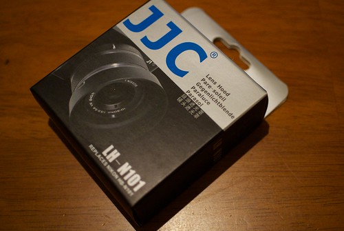 Replaces Nikon HB-N101. | 先日買ったニコワンことNikon 1用の単焦点レンズ「1 NIKKO… | Flickr
