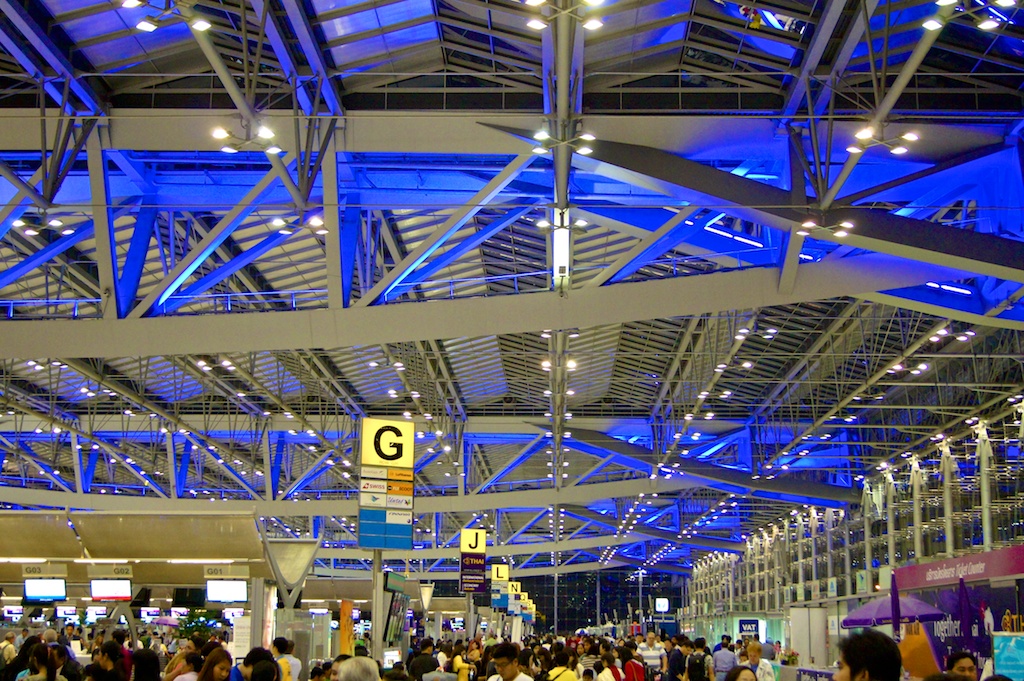 Суварнабхуми. Аэропорт Бангкок. Суварнабхуми аэропорт 0 этаж. Стойка регистрации айр Азия Суварнабхуми. Бангкок аэропорт суварнабхуми вылет