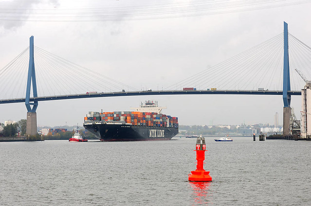 0927 Containerfrachter NYK OLYMPUS mit Schlepper unter der Köhlbrandbrücke - das Frachtschiff fährt zum Containerterminal Altenwerder.