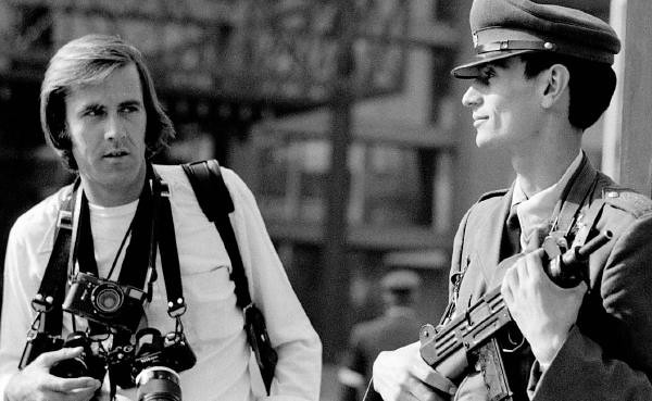 Chas Gerretsen y Carabinero, Chile, en el Edificio UNCTAD septiembre de 1973,  Tras su paso por Chile, Gerretsen ganó en 1974 el Premio Robert Capa por las imágenes captadas antes, durante y después del golpe de Estado