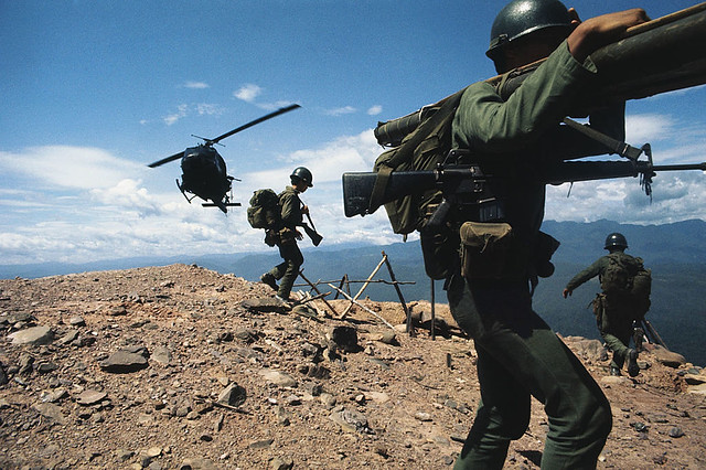 Vietnam War 1972 - Trực thăng yểm trợ, bọc lót cho binh sĩ Nam VN tại Căn cứ Hỏa lực Birmingham