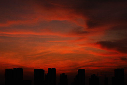 火烧云 by _Ardu_, 难得下午的好天气，就在太阳下山那段，赶紧奔到屋顶上sunset cloud sunsetglow xiamen nightfall