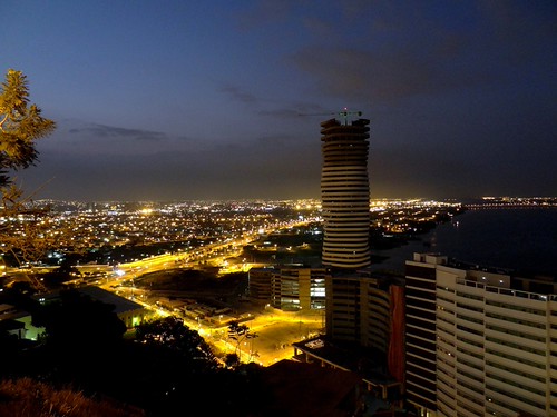 Vista de Guayaquil desde el cerro Santa Ana by German Galvez,