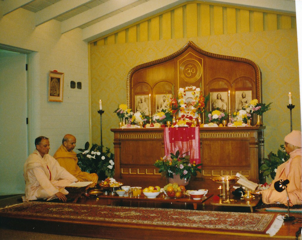 Swami Prapannananda Swami Prabuddhananda Swami Shraddhananda Jagadhatri Puja