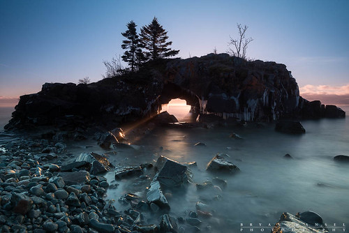 longexposure morning winter sea seascape minnesota sunrise island arch cave lakesuperior sunbeam hollowrock