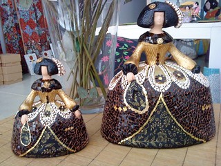 Conjunto de Meninas de trencadís y cristal de murano con detalles en coupage y pintados a mano. Tamaño : 23 cm y 45 cm.