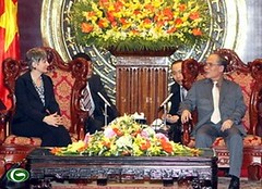 Chủ tịch Quốc hội Nguyễn Sinh Hùng tiếp các đại sứ Đức và Pakistan