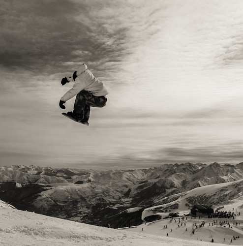 ambiance ami europe europeoccidentale france glisse hautespyrenees hiver lieu loisir midipyrenees montagne nature neigeux personne saintlary saut sensation snowboard sport temps
