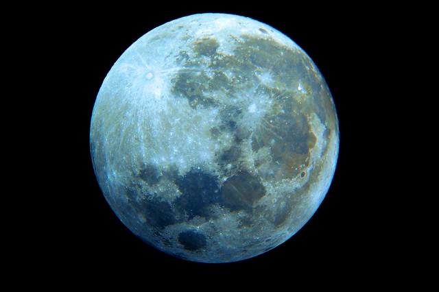 Moon - Real Colors - Foto feita com uma Nikon D 5000 e Telescópio Orion Sky Quest XT 8 - Intelliscope - São Paulo - Brasil