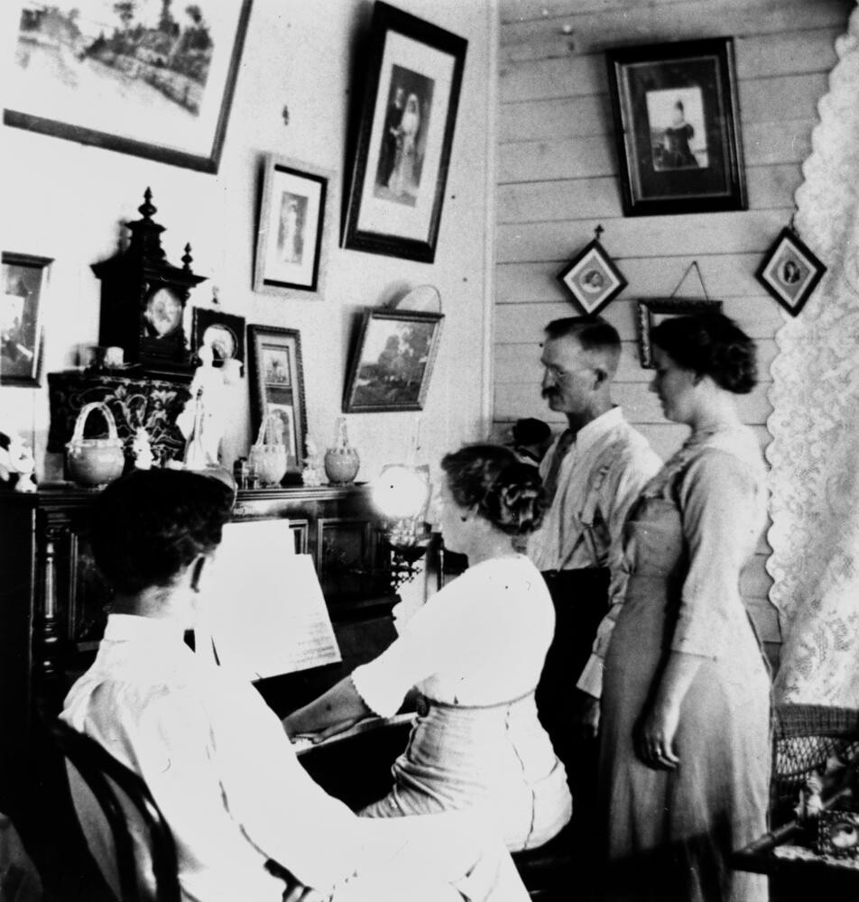 Linning and Allison Quartet practising around the piano, Baroona, 1913
