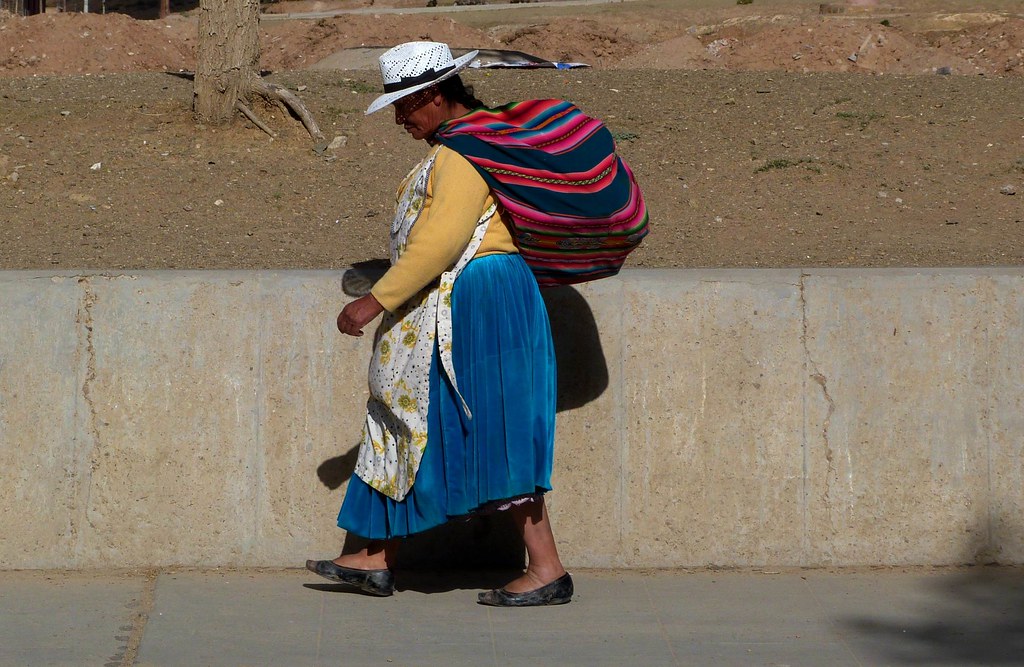 Chola | Cholita cruzando el puente que separa La Quiaca (Arg… | Flickr