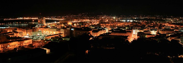 Perspectiva nocturna de Melilla desde el Parador Nacional