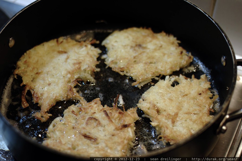 rachel making potato pancakes - _MG_0777
