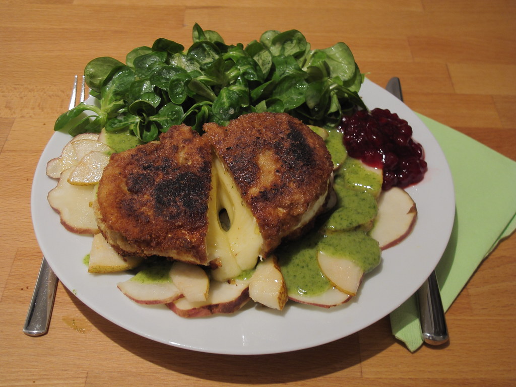 Camembert mit Semmelbrösel-Walnuss-Kruste und Feldsalat au… | Flickr