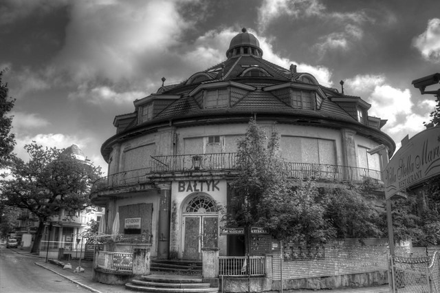 Misdroy - altes Hotel in bw / HDR