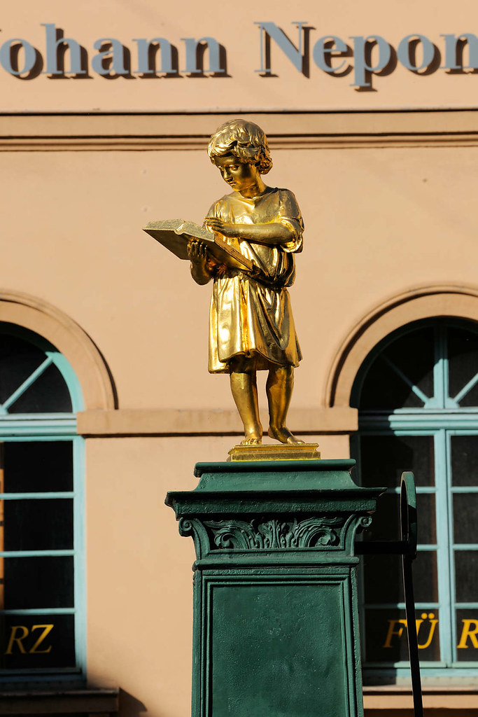 DSC_3647 Figur des Bürgerschulbrunnens an der Bürgerschule in Weimar, vergoldete Figur eines lesenden Knaben aufgestellt (Knabe mit Evangelium); aufgestellt 1858 - Entwurf Carl Georg Kirchner.