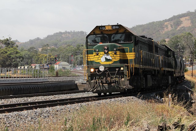 X49 and 44 on 9317 quarry train with T387 and T333 on 6M42V in the background