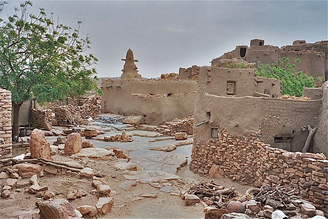 Dogon village in a controlled disorder
